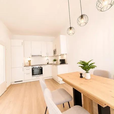 Daire Modern Business With Balcony Wiener Neustadt