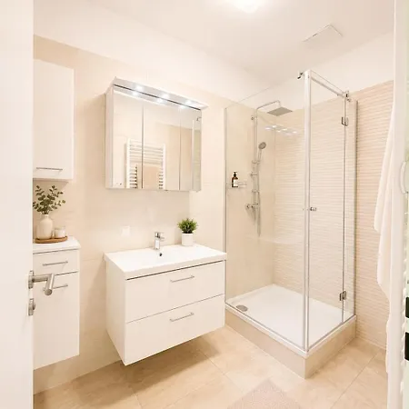 Daire Modern Business With Balcony Wiener Neustadt